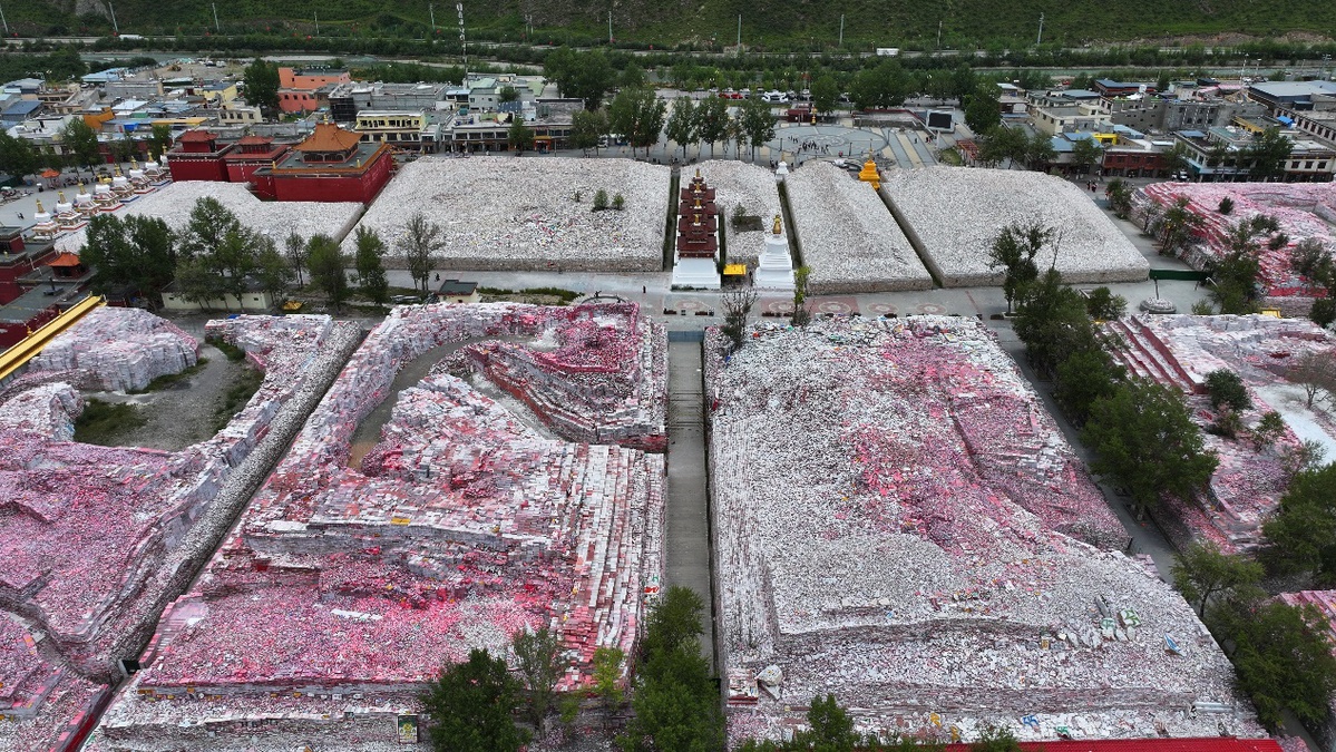 A scenic view of Yushu Xinzhai Jianamani
