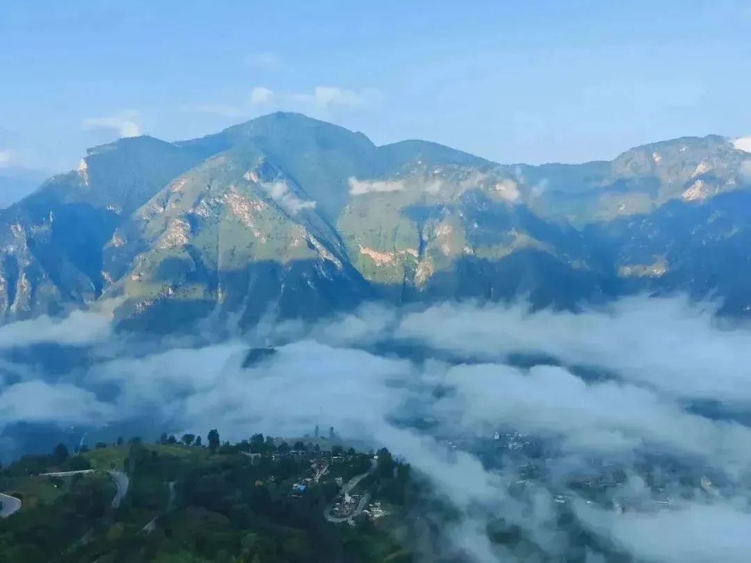 A scenic view of Yuxi Jinlianshan Xueshan Yizhiqun