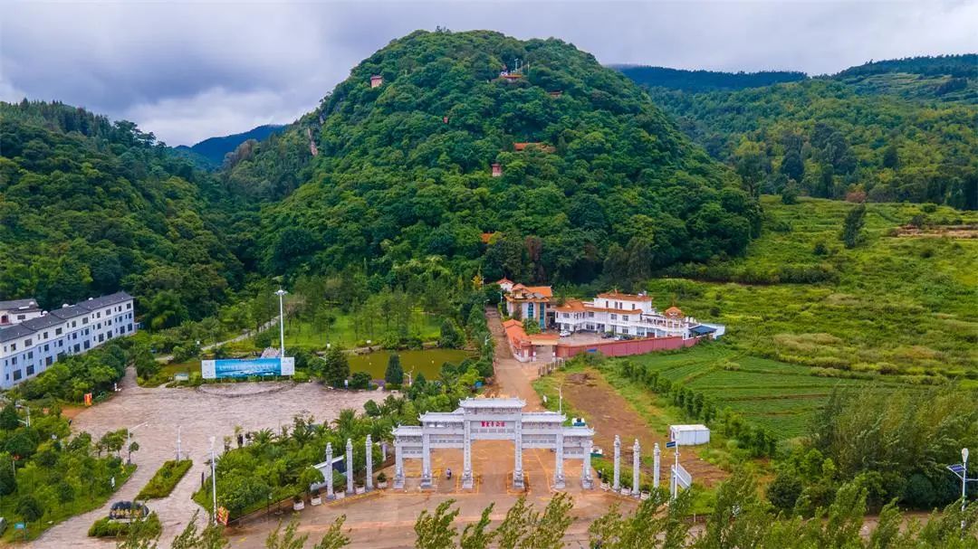 A scenic view of Yuxi Jinlianshan Xueshan Yizhiqun