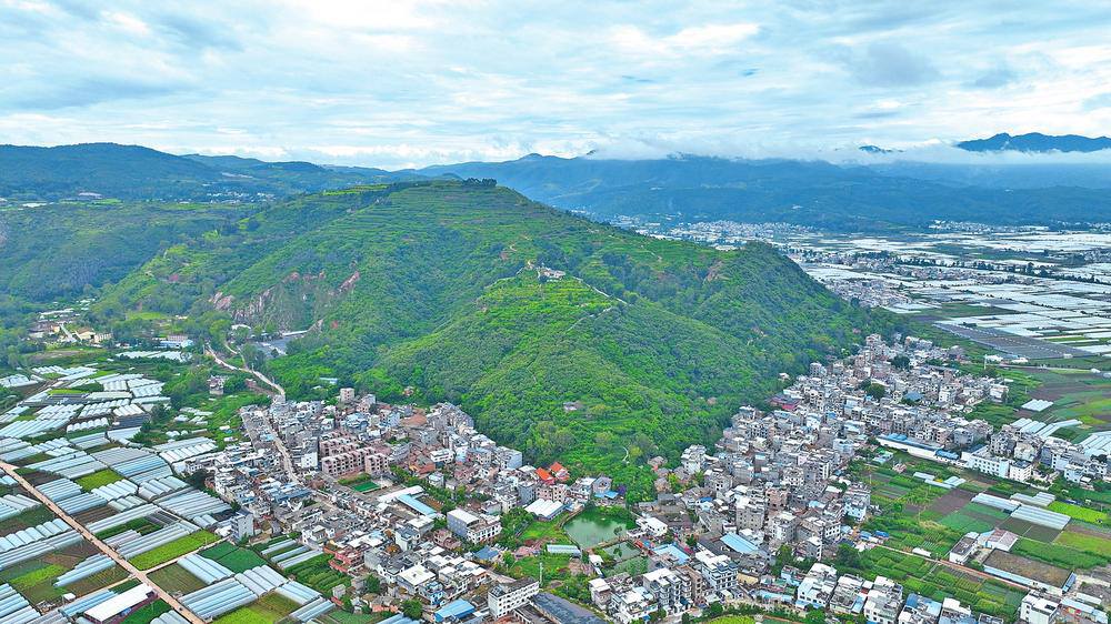 A scenic view of Yuxi Lijiashan Gumuqun