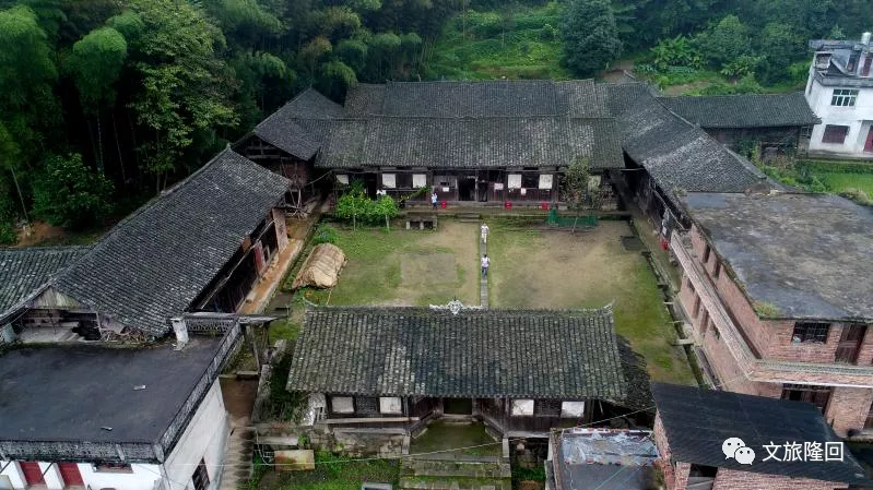 A scenic view of Zhangjiajie Hong Er Liu Juntuan Changzheng Chufadi Jiuzhi