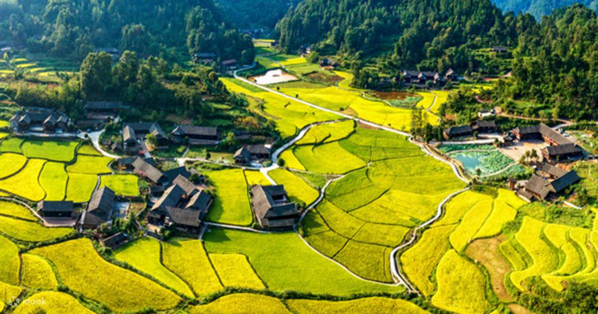 A scenic view of Zhangjiajie Shiyanping Gujianzhuqun