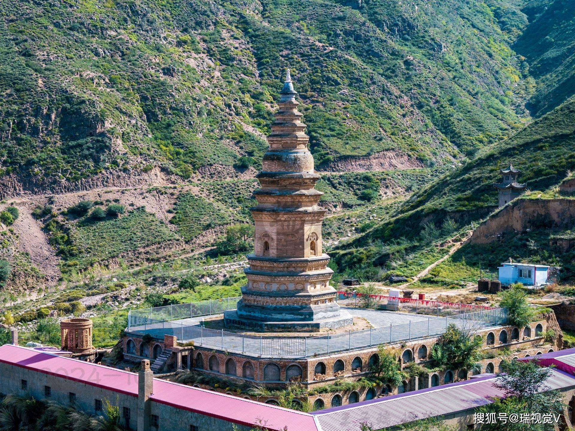 A scenic view of Zhangjiakou Gucheng Temple Chongguang Pagoda