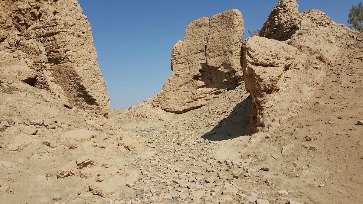 A scenic view of Zhangye Xusanwan Cheng Ji Muqun