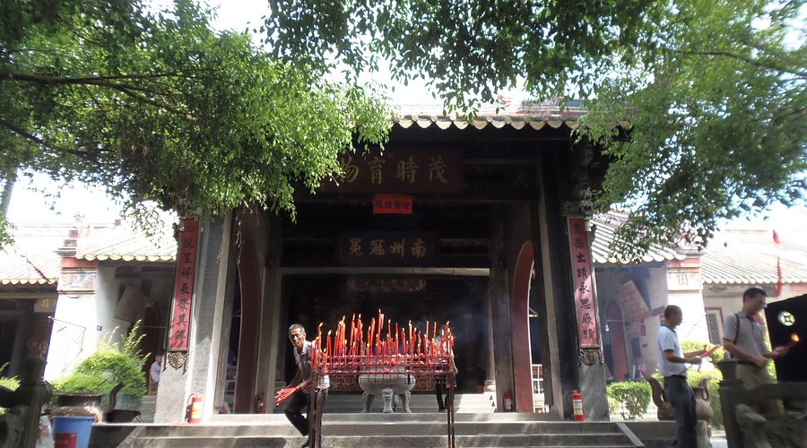 A scenic view of Zhanjiang Leizu Ci