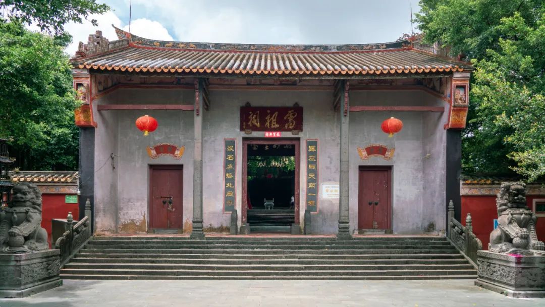 A scenic view of Zhanjiang Leizu Ci