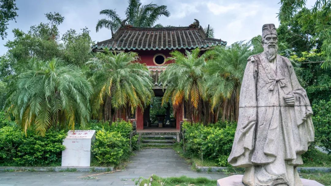 A scenic view of Zhanjiang Leizu Ci