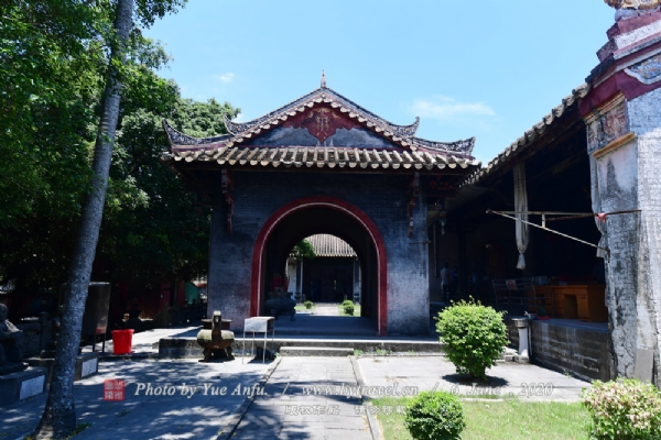 A scenic view of Zhanjiang Leizu Ci