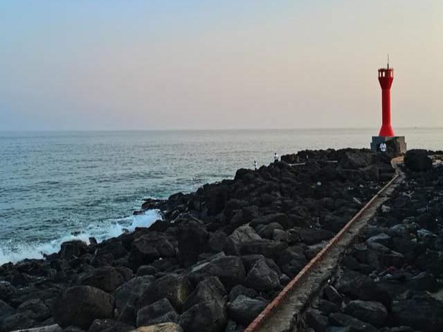 A scenic view of Zhanjiang Naozhou Dengta