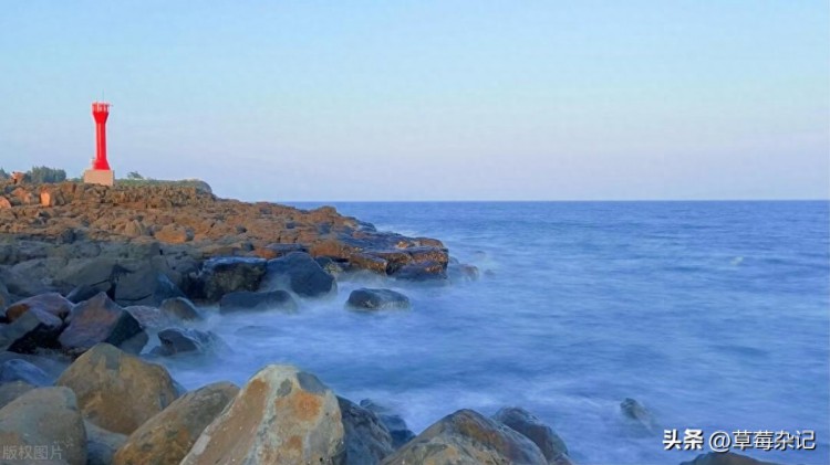 A scenic view of Zhanjiang Naozhou Dengta