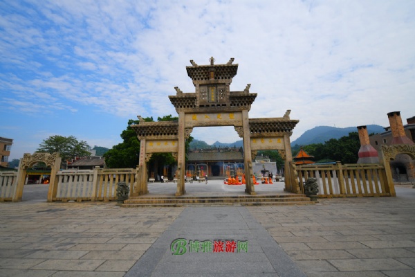 A scenic view of Zhaoqing Yuecheng Longmu Zumiao