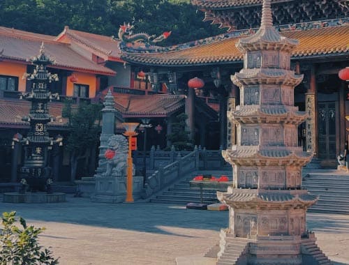 A scenic view of Zhaoqing Yuecheng Longmu Zumiao