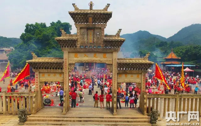 A scenic view of Zhaoqing Yuecheng Longmu Zumiao