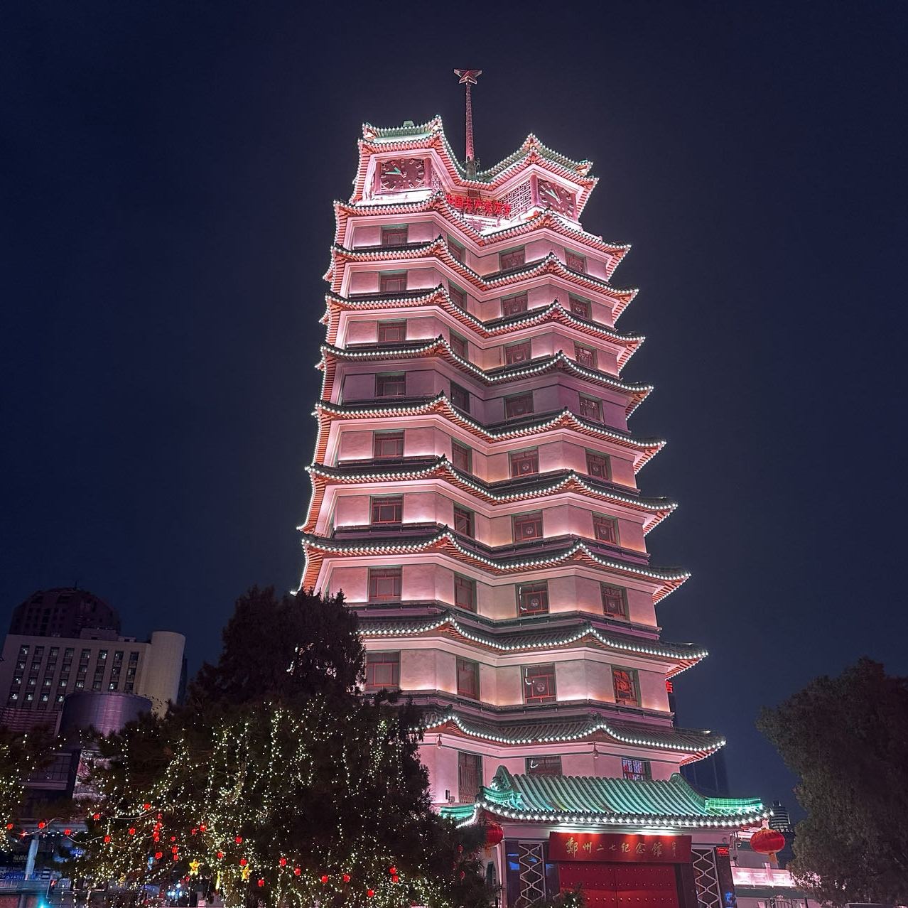 A scenic view of Zhengzhou Erqibagongjiniantahaijiniantang