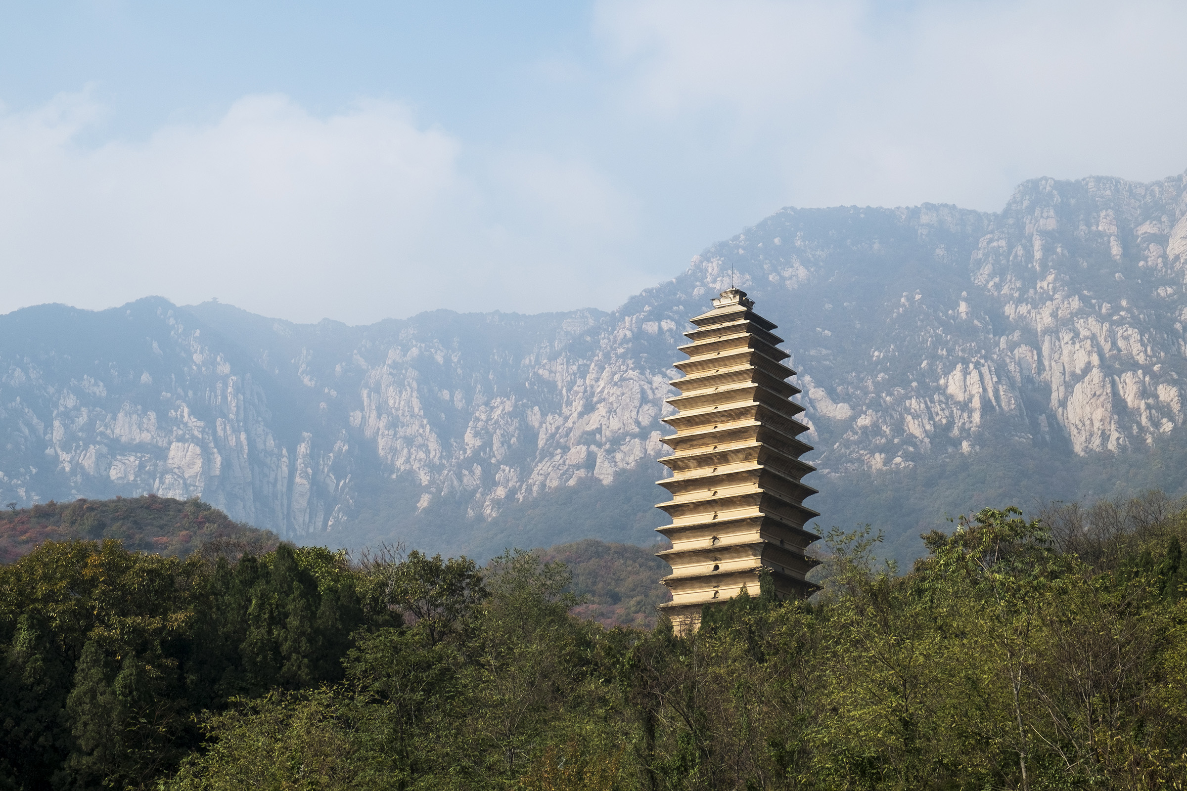 A scenic view of Zhengzhou Fawangsitia