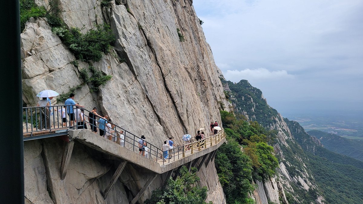 A scenic view of Zhengzhou Zhenghangucheng