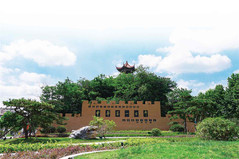 A scenic view of Zhengzhou Zhenghangucheng
