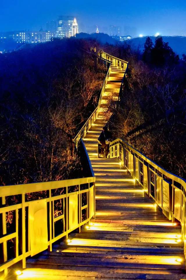 A scenic view of Zhengzhou Zhenghangucheng