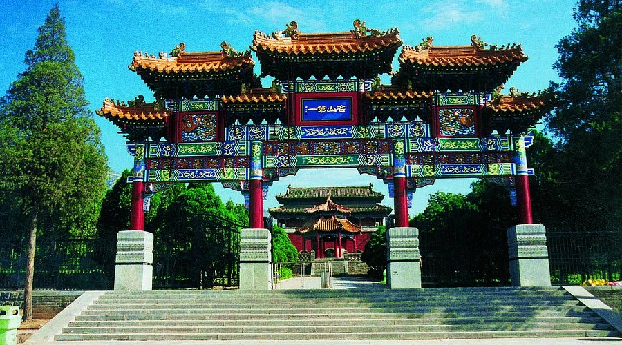 A scenic view of Zhengzhou Zhongyuemiao