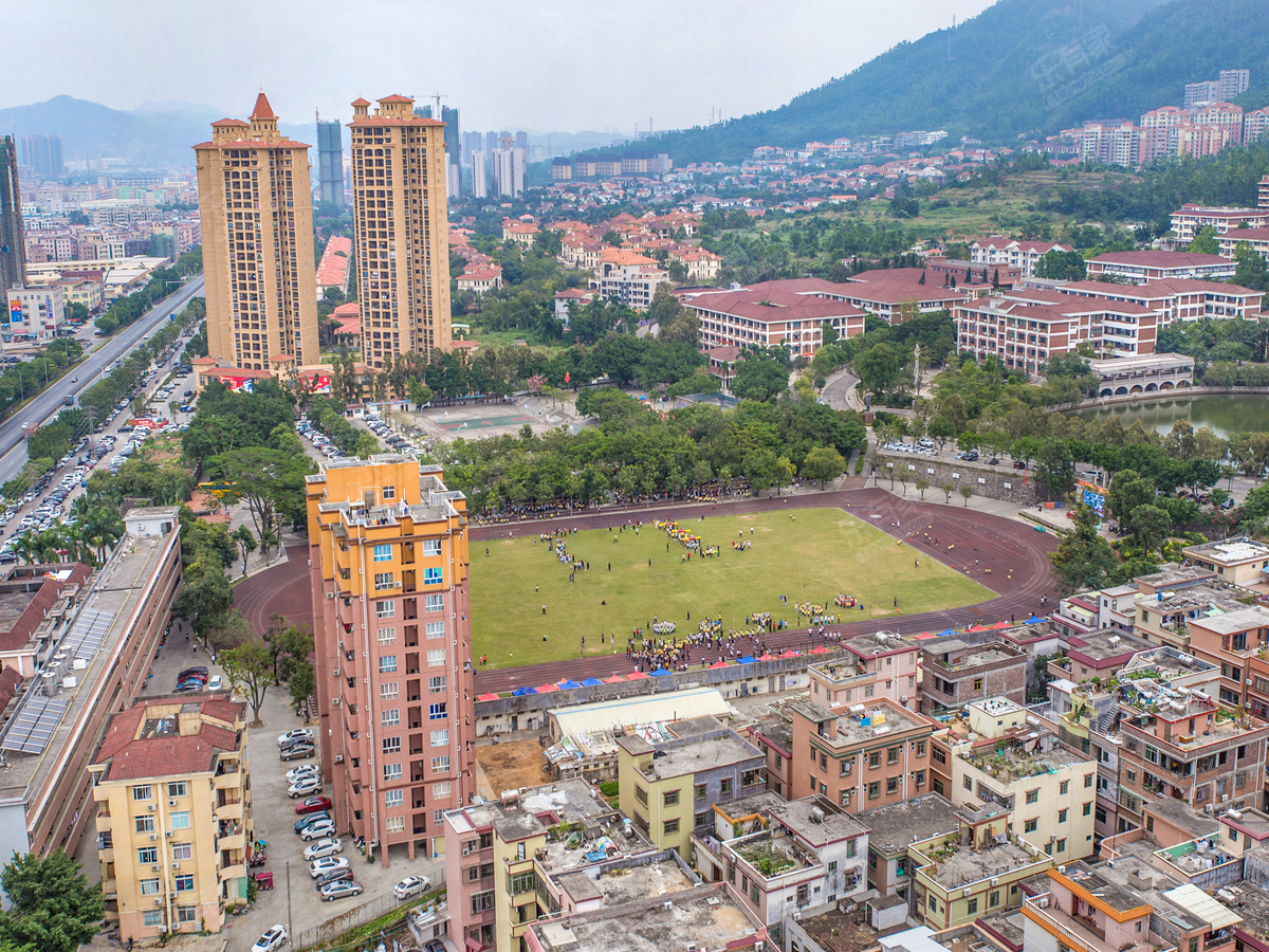 A scenic view of Zhongshan Jinian Zhongxue Jiuzhi