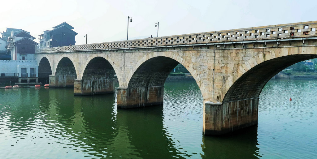 A scenic view of Zhuzhou Lujiang Qiao