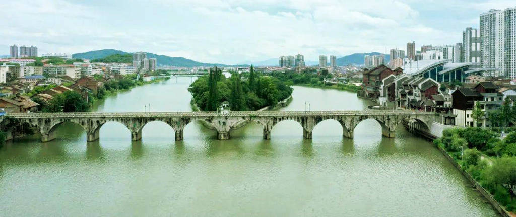 A scenic view of Zhuzhou Lujiang Qiao