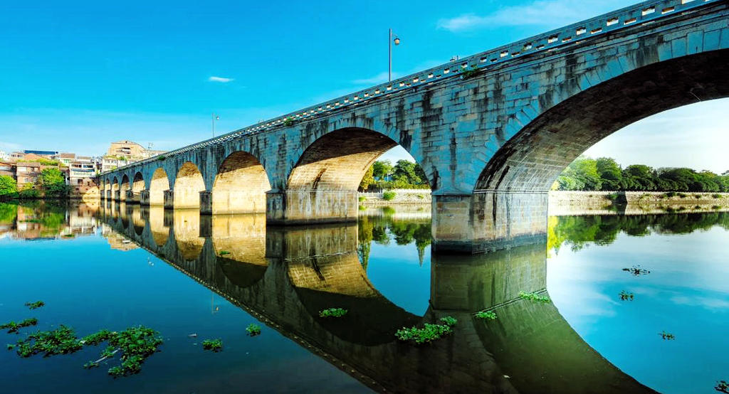 A scenic view of Zhuzhou Lujiang Qiao